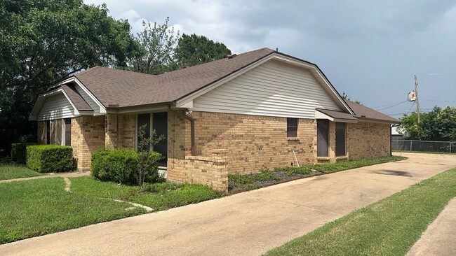 Building Photo - Spacious Ranch Style Home!