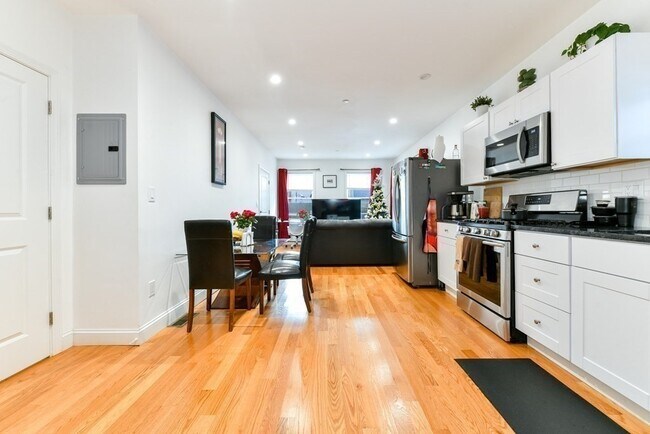 Photo - 236 Havre St Unit #2