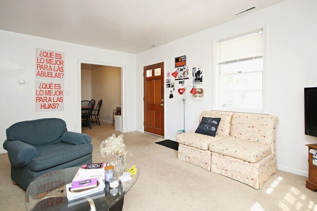 Photo - Walkable Top-Floor 2BR Near UVA Grounds, Medical Center & Downtown Unidad Gordon Ave 1609 #4