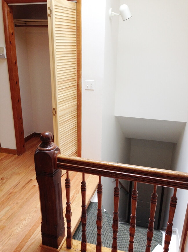 713 S Claremont, Apt 2 - Entrada privada