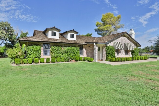 Building Photo - Amazing land and home for rent in perfect Gilbert location