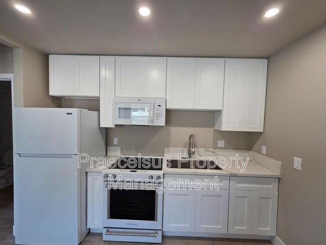 Building Photo - 2006 J Ave Unit C Rental