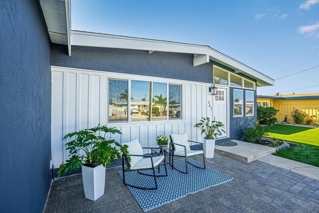Photo - Renovated Beach house just a few blocks from the Beach/Pier in the highly desirable IB Community! Unidad 1