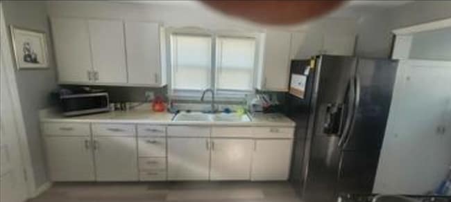 Shared kitchen. - 41 Russell St