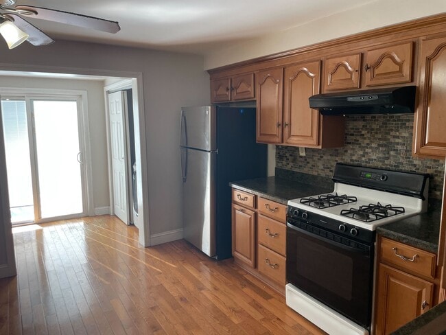 Building Photo - 161 Bennington St Unit 1