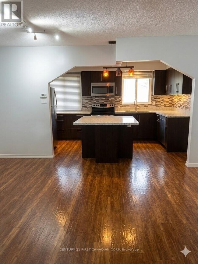 Photo - 1470 Aldersbrook Rd