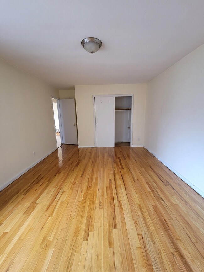 Bedroom Closet - 35 E Hartsdale Ave Unidad 5F