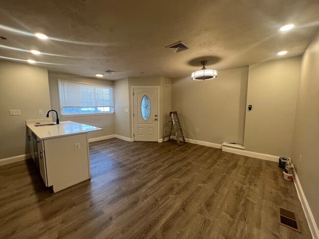 Building Photo - 28 Otis St Unit 28R