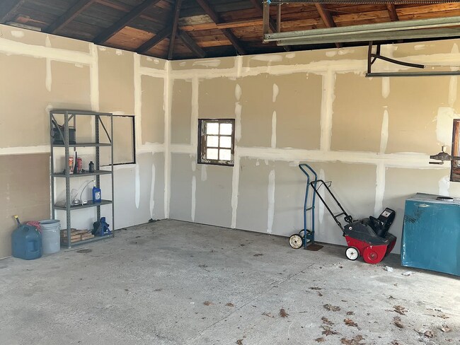 Building Photo - This 3 Bedroom home on the north end