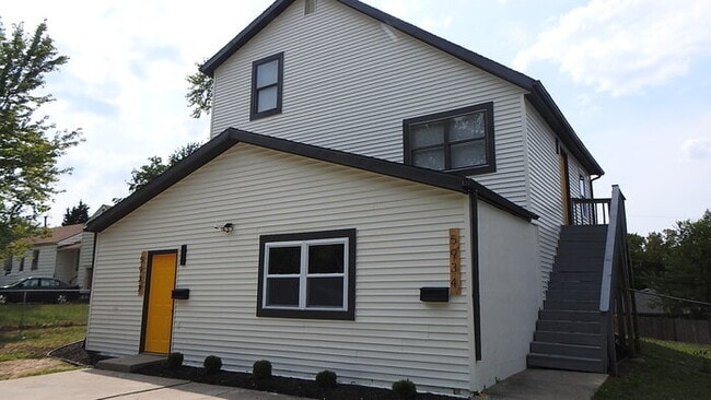 Building Photo - Incredibly spacious 4 bedrooms and 2 baths top-floor duplex located on Elmwood Ave in Kansas City...