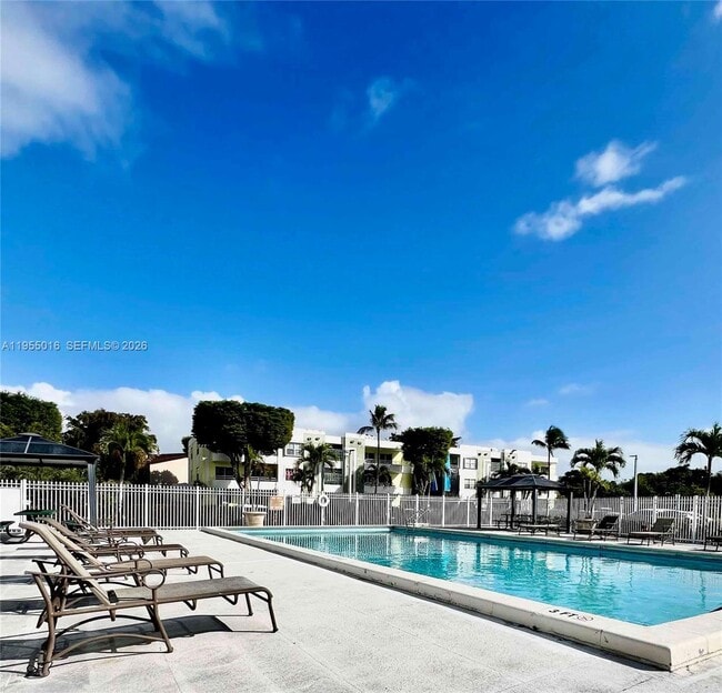 Building Photo - 10785 SW 108th Ave Unit 308