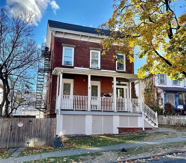 Building Photo - 9 S Clinton St Unit 2