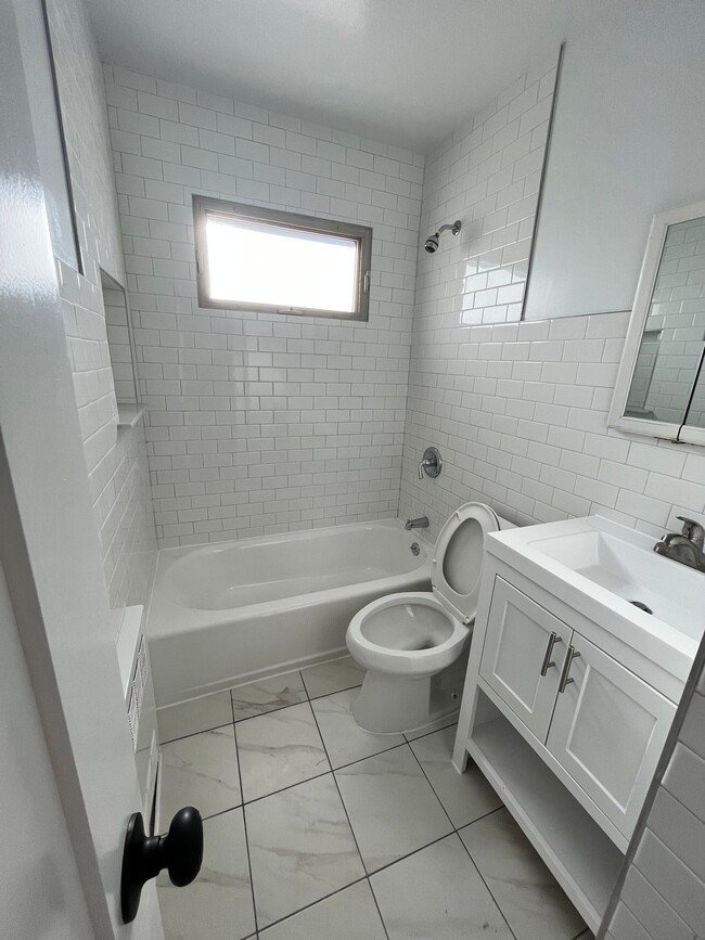 Photo - 0-02 2 St Unit 2