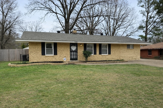 Building Photo - Renovated 4 Bed 1 Bath
