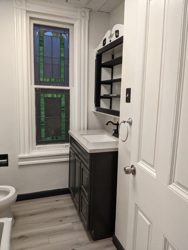 Baño privado...sin paso a pie - 820 N 4th St Unidad 2