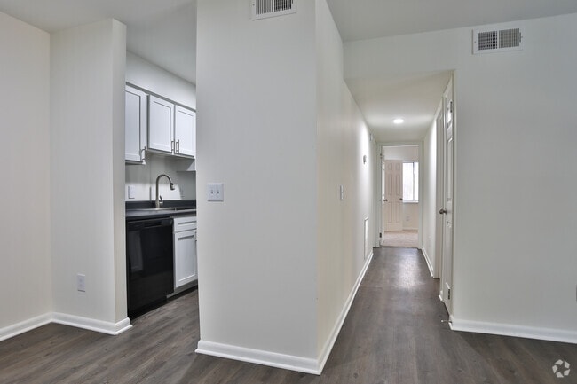 2BR, 1BA - 836SF - Hallway