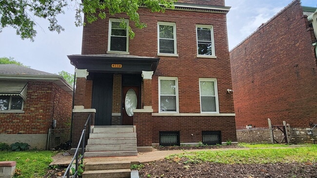 Building Photo - "Spacious 5-Bedroom Gem with 2 Full Baths in St. Louis – Your Ideal Family Home Awaits!"