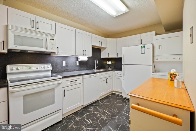 Building Photo - 15101 Interlachen Dr Unit 1-722