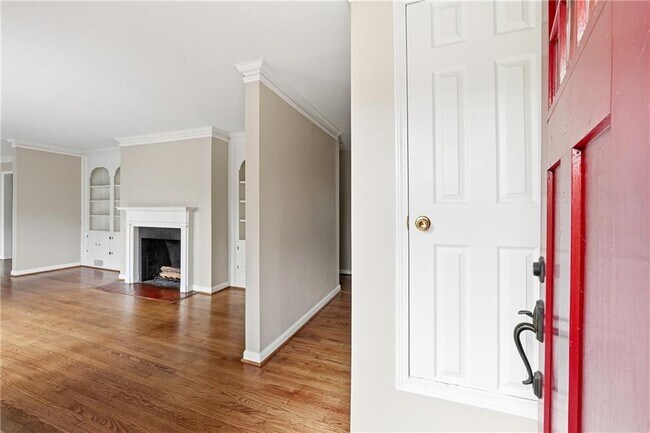 Photo - 1846 Fernwood Rd NW