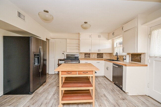 Building Photo - 2821 Eastgrove Ln