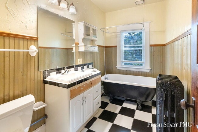 Photo - Spacious 3-Bedroom Haven with Sunroom & Wa... Unidad 2