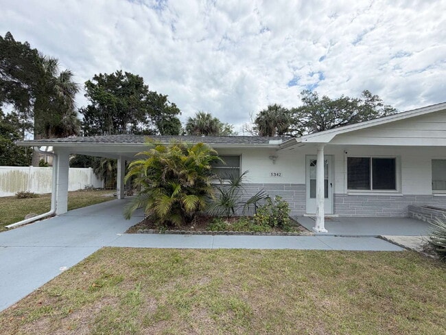 Building Photo - "Charming 2-Bedroom Duplex Retreat in New Port Richey - Perfect for Cozy Living!"