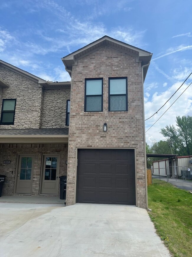 Building Photo - 215/217 N Elm St Unit 215