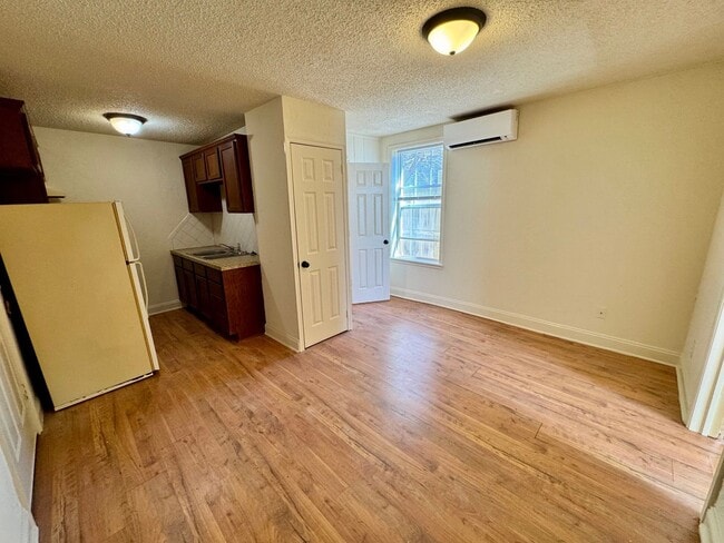 Building Photo - 114 E Rogers St Unit 2A