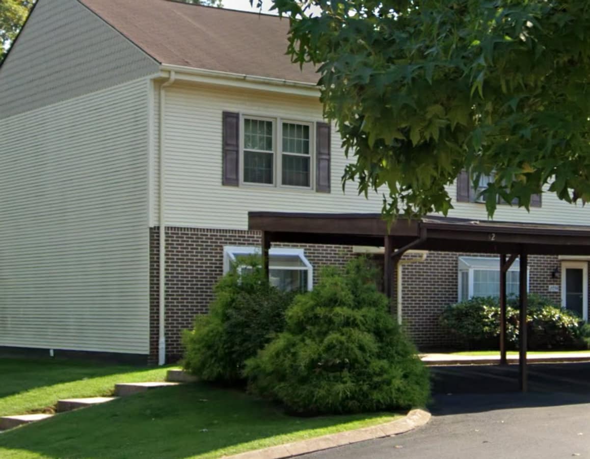 3 Bedroom 1.5 Bathroom Townhouse - 3 Bedroom 1.5 Bathroom Townhouse