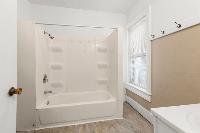 Photo - 117 W Division St Unit 3