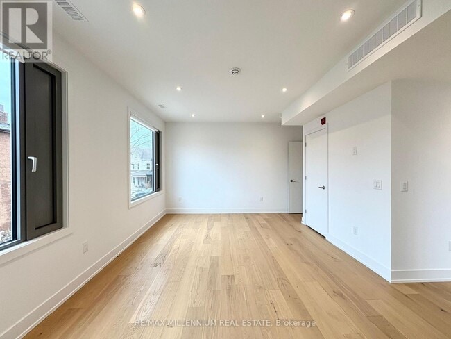 Photo - 155 Dovercourt Rd
