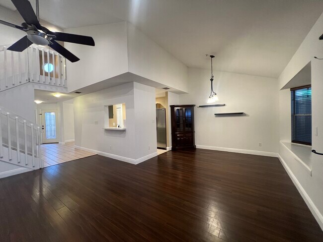 Photo - 755 Cove Way