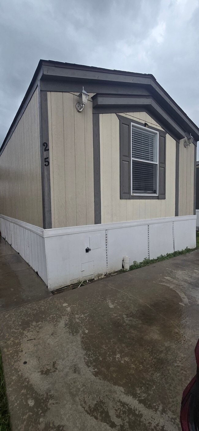 Building Photo - 1120 N Vista Dr