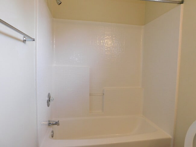 Building Photo - "Spacious 4-Bedroom Gem on Hughart Street with 2.5 Bathrooms and 2108 Sq. Ft. of Comfort!"