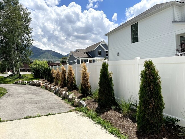 Building Photo - Secluded 4 Bed Holladay Home in Quiet Neighborhood with Mountain Views!!