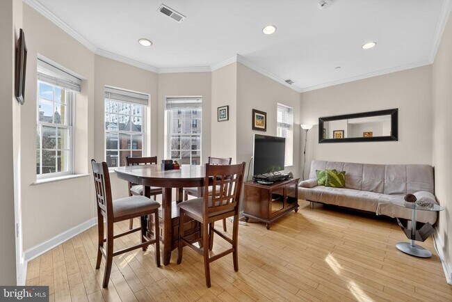 Photo - 1337 Harvard St NW Unidad 2