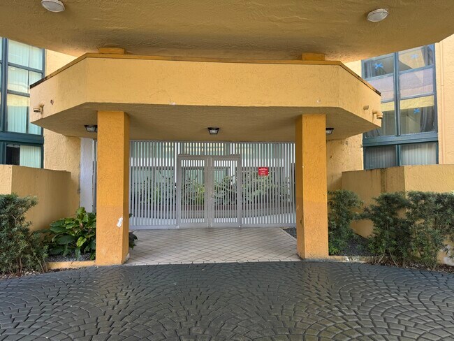 Entrada del edificio - 11800 SW 18th St Unidad 422