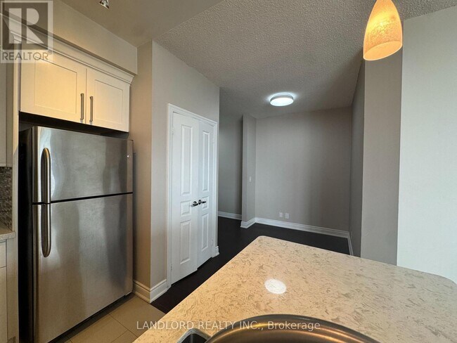 Photo - 220 Burnhamthorpe Rd W Unité 2009