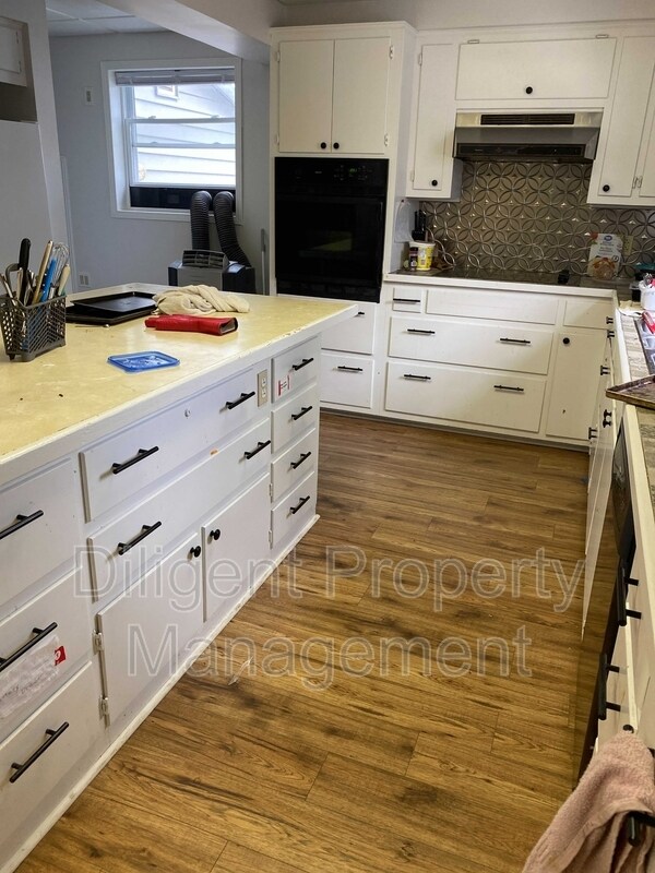 Photo - 612 Romaine St