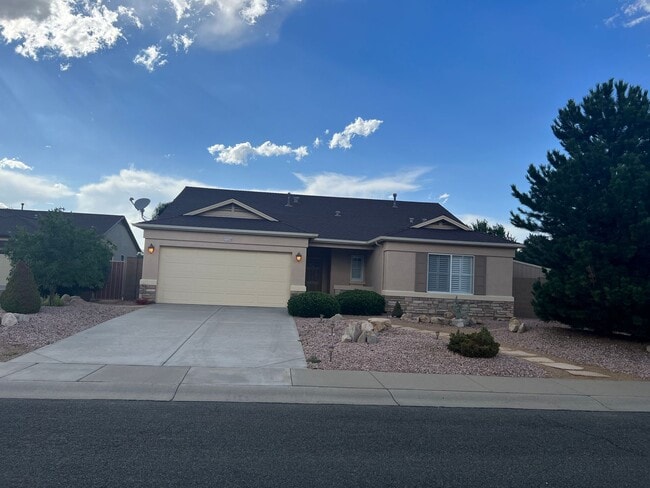 Building Photo - Desirable Pronghorn Ranch Home with 3 bedroom, 2 bathrooms!