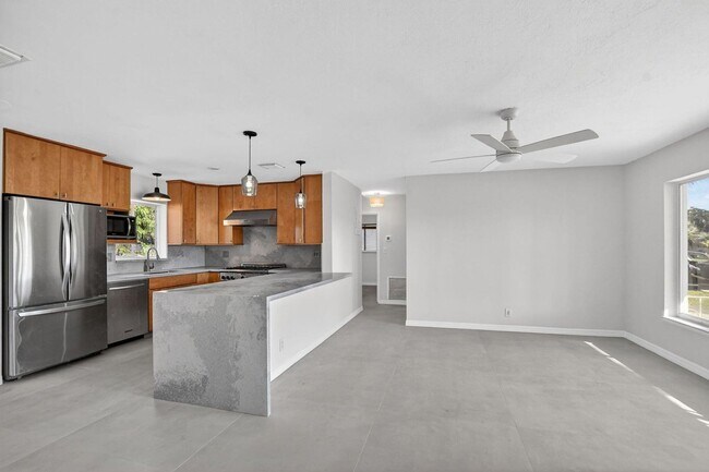 Photo - 467 NE 31st St