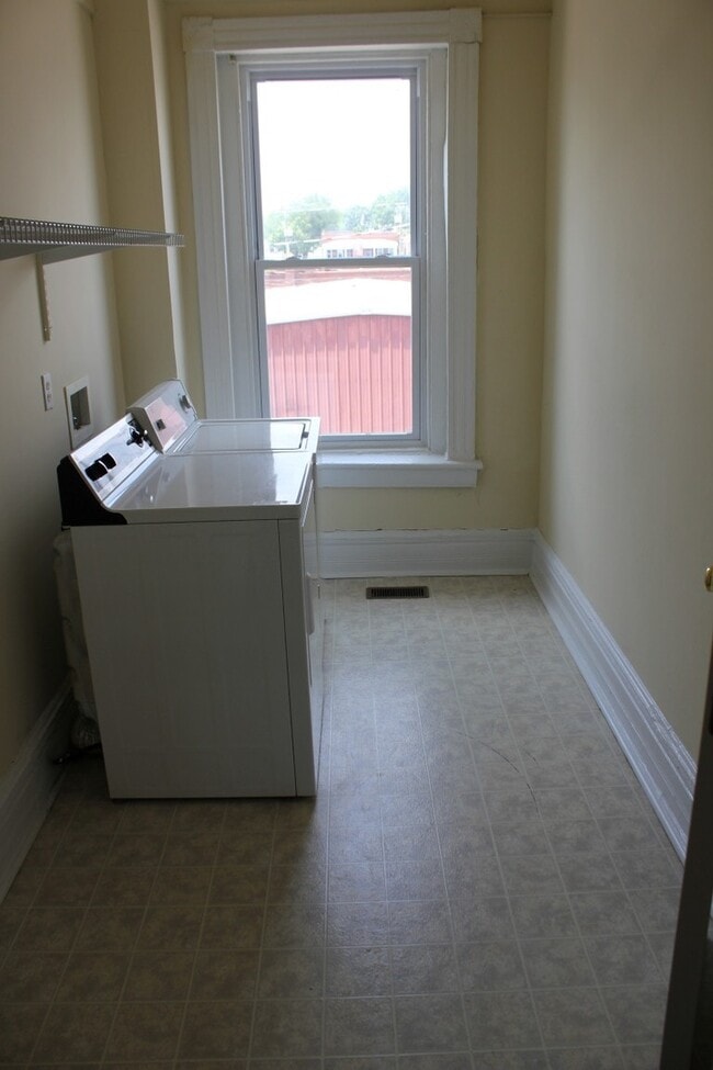 Photo - Spacious four bedroom, two full bath Fan/VCU area home. Available in August.