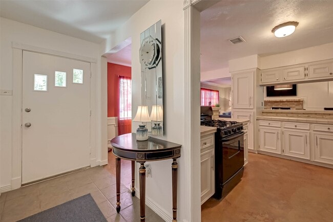 Photo - 6018 Berendo St