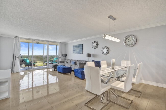 Photo - 3520 Oaks Way Unidad 1010