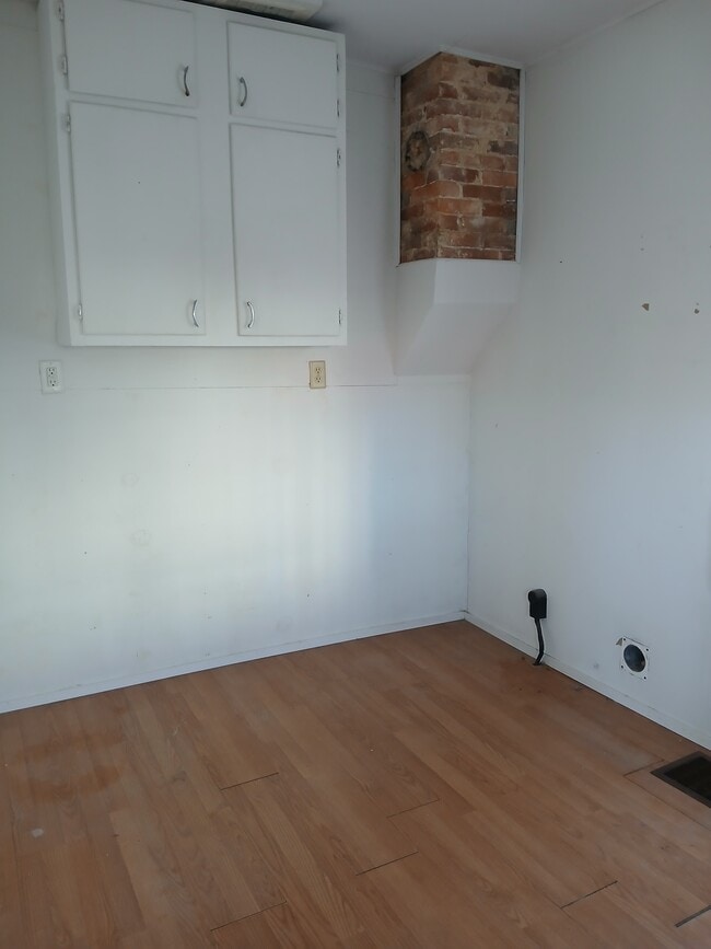 cuarto de lavandería - 441 W 4th St