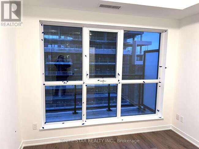 Photo - 405 Dundas St W Unit 817