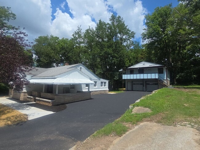 Building Photo - 2 properties on 2+ acres in south east springfield