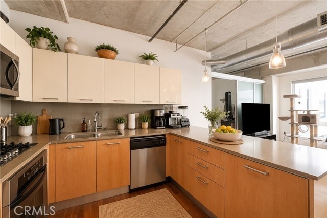 Photo - 645 W 9th St Unidad 314