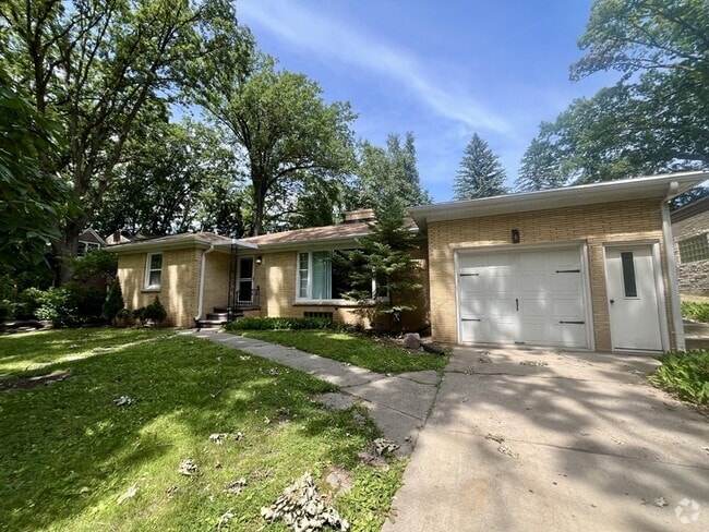 Building Photo - 223 Oak Hill Dr Rental