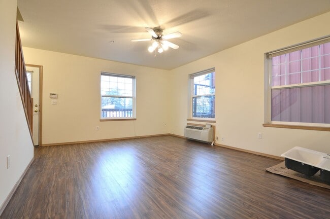 Photo - 433 NE Graham St Unit 2